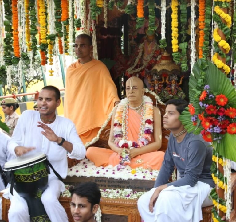 श्रीकृष्ण जन्माष्टमी के उपलक्ष्य में इस्कॉन नोएडा ने  शोभा यात्रा का आयोजन किया