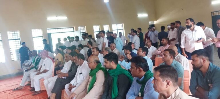 किसानों की समस्याओं के निस्तारण के लिए पहुंचे सीईओ लोकेश एम