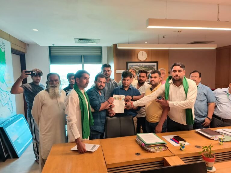 ग्रेटर नोएडा विकास प्राधिकरण पर  13 सूत्रीय माँगो को लेकर एक ज्ञापन