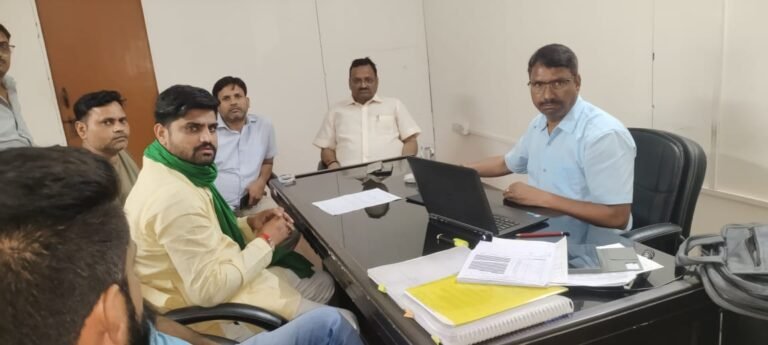 बरोला भंगेल एलिवेटेड रोड निर्माण ना होने की समस्या को लेकर किसानों ने की अधिकारियों से वार्ता