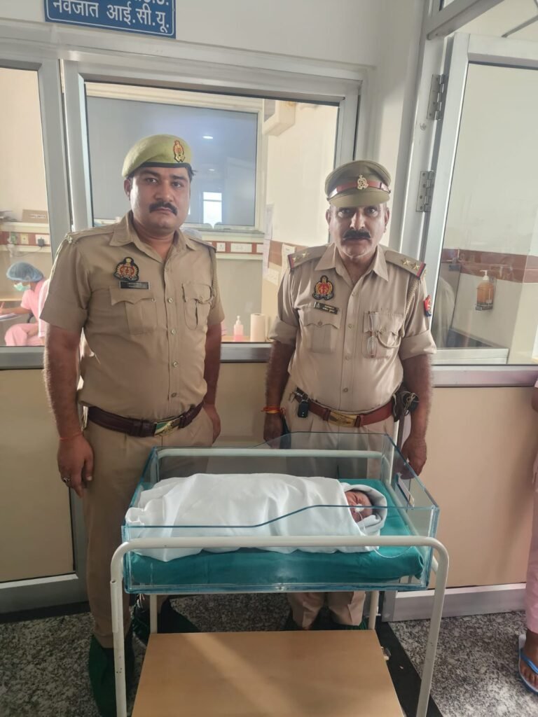 कलयुगी मां ने नाले के पास फेंका बच्चा, फिर पुलिस ने किया ये काम