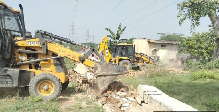 खोदना खुर्द में चला ग्रेटर नोएडा प्राधिकरण का बुल्डोजर