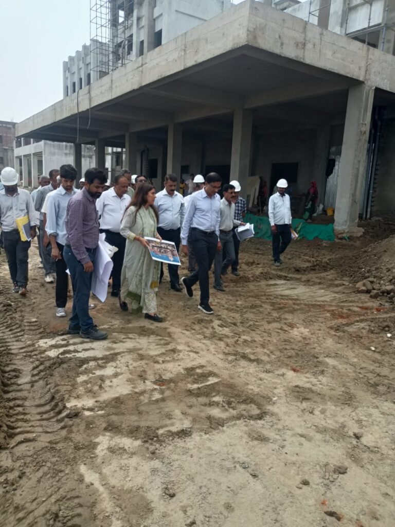 नोएडा प्राधिकरण के मुख्य कार्यपालक अधिकारी ने निर्माणाधीन गोल्फ कोर्स का किया निरीक्षण, दिए जरूरी निर्देश