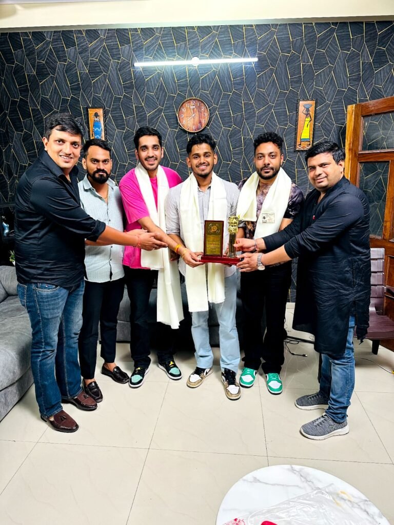 Youtube Channel से मशहूर नॉएडा के युवकों को नोवरा सम्मान