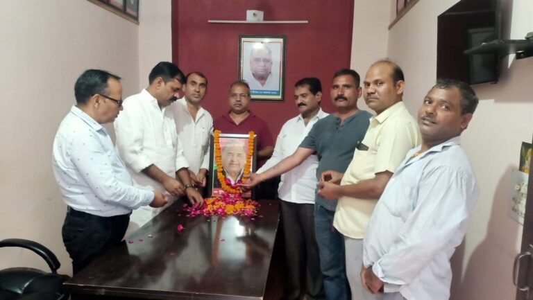 मुलायम सिंह यादव के चित्र पर माल्यार्पण कर पुण्यतिथि मनाई
