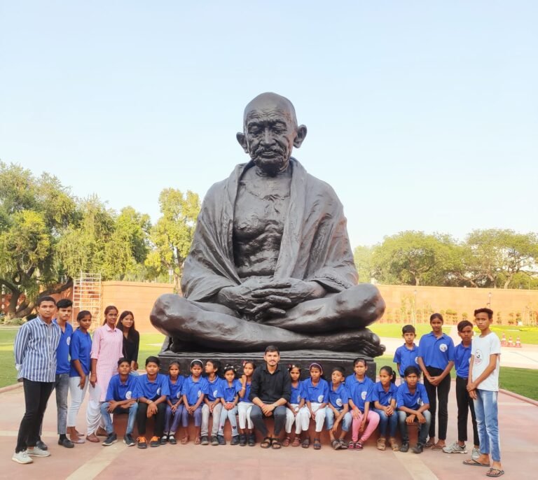 चैलेंजर्स ग्रुप ने किया संसद भवन का भ्रमण