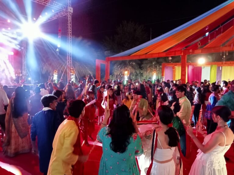 स्पेक्ट्रम मेट्रो में डांडिया नाइट का भव्य आयोजन, शो में जमकर थिरके लोग