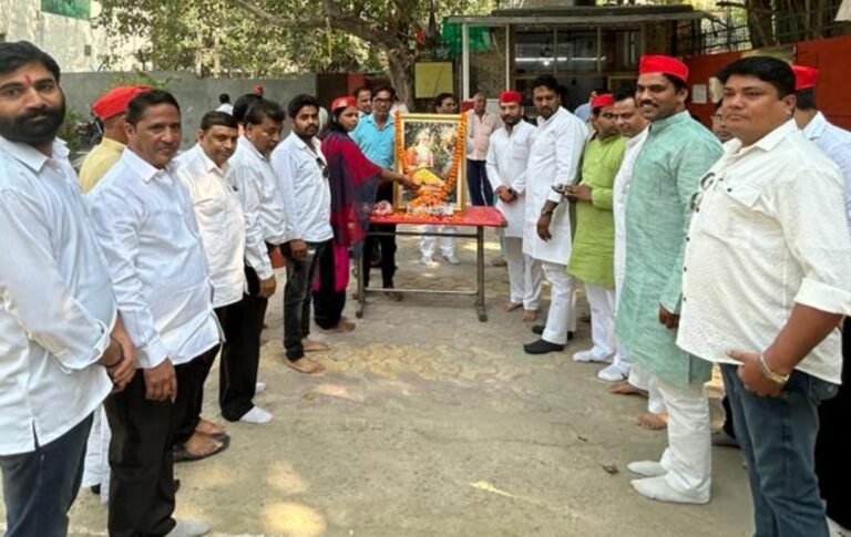 सपा कार्यकर्त्ताओ ने किया महर्षि वाल्मीकि को नमन