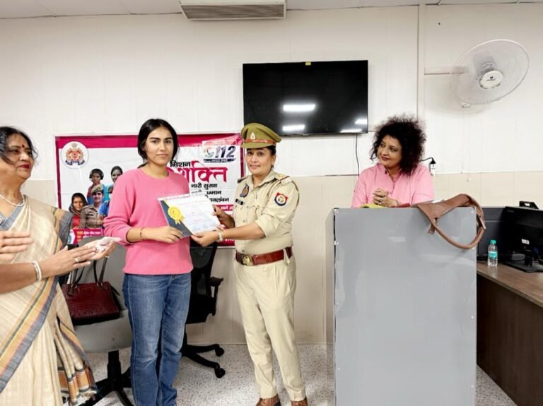 मयूर स्कूल की ओजल और मानवी को नारी प्रगति सोशल फाउंडेशन ने किया सम्मानित