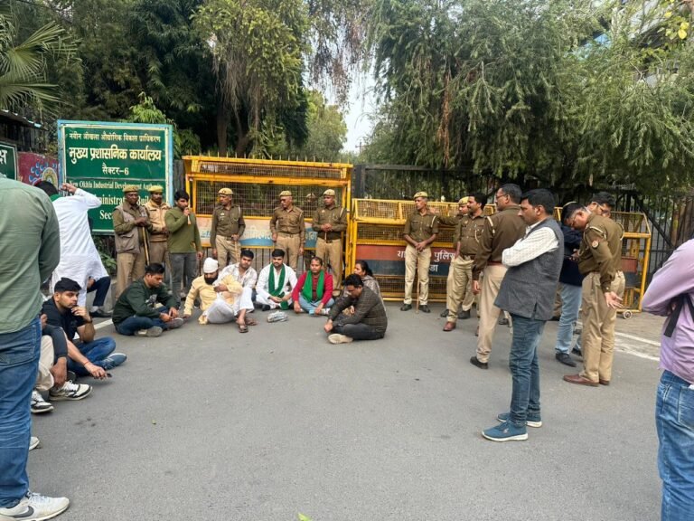 नोएडा प्राधिकरण के भ्रष्ट लेखपाल मनोज सिंघल को बर्खास्त कराने के लिए विरोध प्रदर्शन