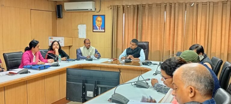 जनपद में भूगर्भ जल को संरक्षण करने के उद्देश्य से डीएम मनीष कुमार वर्मा गंभीर