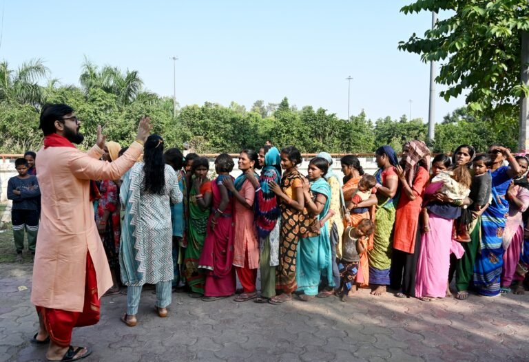 श्री नागांबिका धाम ट्रस्ट की ओर से किया गया गर्म कपड़ों का वितरण।