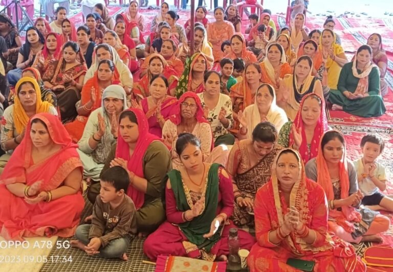 श्रीमद् भागवत कथा में भक्तों ने की गोवर्धन पूजा,भजनों पर झूमे भक्त