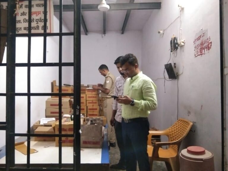 गौतम बुध नगर में शराब की दुकानों पर निर्धारित मूल्य से अधिक मूल्य पर बिक्री ना हो इसलिए जिला आबकारी अधिकारी सुबोध कुमार के नेतृत्व में कराया जा रहा गोपनीय टेस्ट परचेज