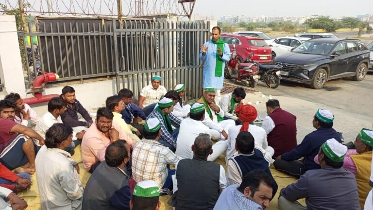 आम लोगों के साथ हो रही लूट के खिलाफ किसानों ने किया धरना प्रदर्शन