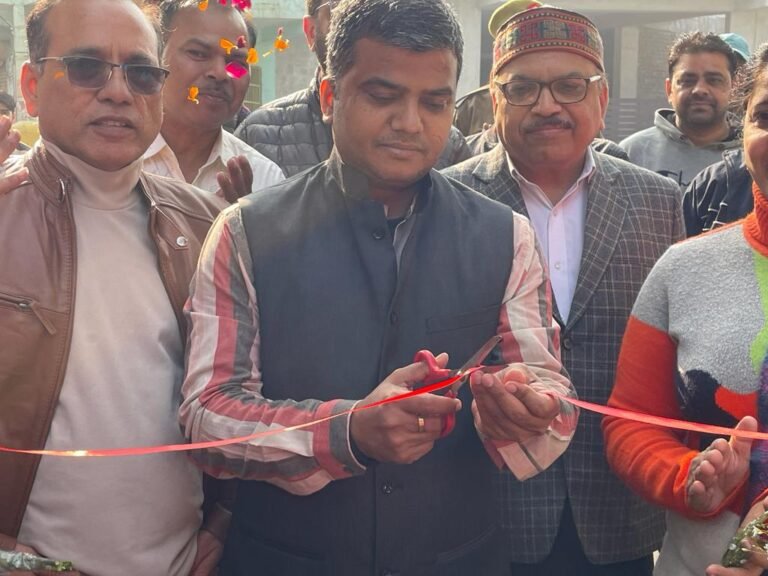 नोएडा जिलाधिकारी मनीष वर्मा ने निठारी के प्राइमरी स्कूल में बच्चों को पोलियो ड्रॉप पिलाकर पल्स पोलियो अभियान  का शुभारंभ किया