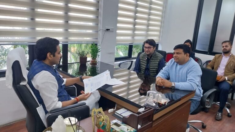 नोएडा विधायक श्री पंकज सिंह के सामने उठाई रोज़गार नीति की खामियां