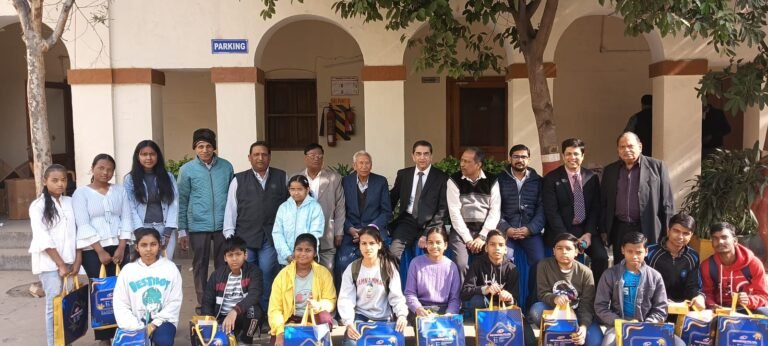 जरूरतमंद बच्चों को पाठ्य सामग्री वितरण