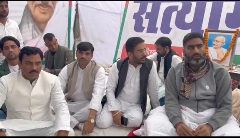 निजी अस्पताल के खिलाफ धरने में शामिल हुए सपा कार्यकर्ता