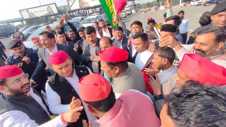 पूर्व मुख्यमंत्री का नोएडा आगमन पर हुआ ऐतिहासिक स्वागत