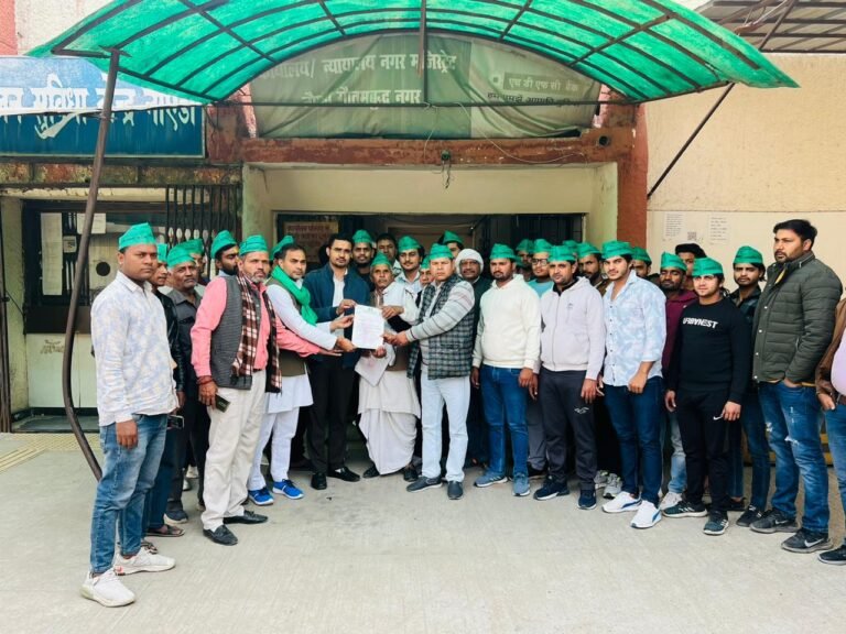 देवी देवताओं पर अभद्र टिप्पणी करने के संबंध में महामहिम राज्यपाल महोदया उत्तर प्रदेश के नाम बचत अधिकारी सलभ राठी को ज्ञापन सौपा