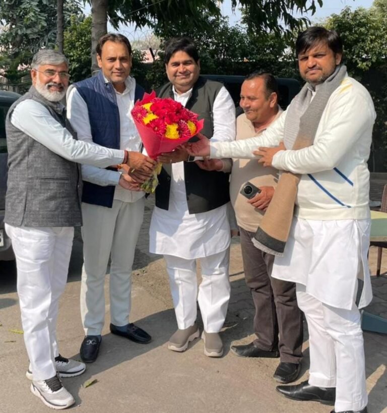 नव निर्वाचित आरडब्ल्यूए  अध्यक्ष दिनेश भाटी को बधाई