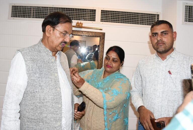 एचआईवी रोगियों को दवा दिलाए जाने के लिए सांसद से मिले