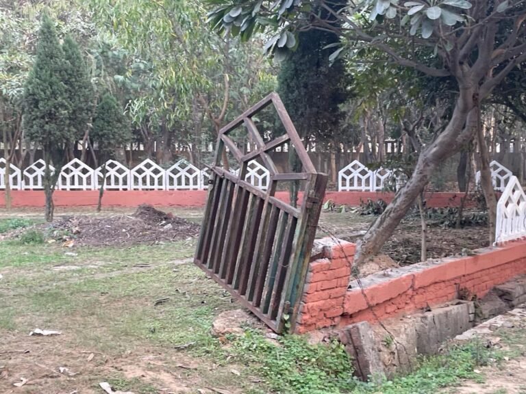 पार्कों व ग्रीन बेल्ट के रखरखाव में लापरवाही पर फर्म पर एक लाख का जुर्माना