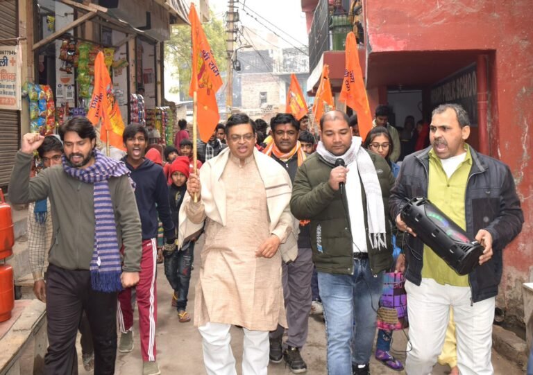 सेक्टर 36 में निकली शोभायात्रा, गोपाल कृष्ण अग्रवाल हुए शामिल