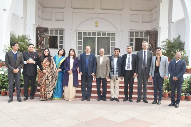 राजभवन में मनाया गया उत्तर प्रदेश दिवस, नोएडा-ग्रेनो के अधिकारी भी हुए शामिल