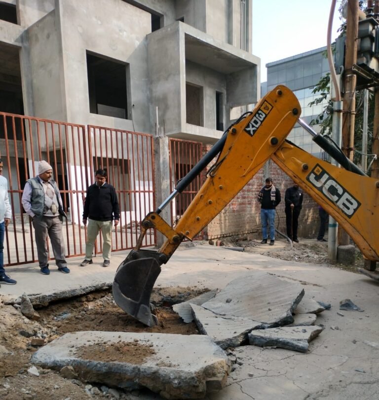 अंसल गोल्फ लिंक में सर्विस रोड पर बने अवैध रैंप को प्राधिकरण ने किया ध्वस्त