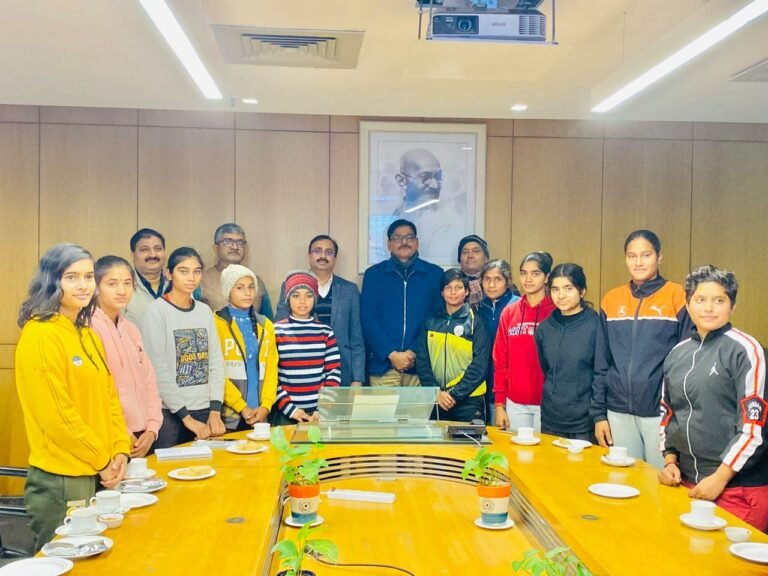 “विधान सभा जेवर में बनने वाले 04 खेल मैदानों में मिलेंगी आधुनिक सुविधाएं, ज़ेवर विधायक ने ग्रेटर नोएडा प्राधिकरण के सीईओ से लड़कियों के साथ की मुलाकात”