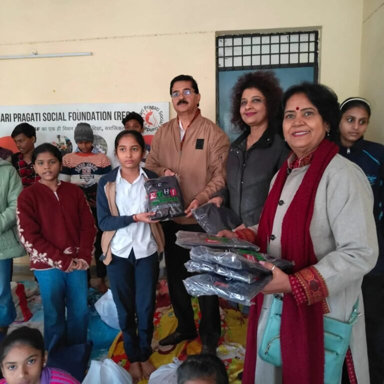 नवरत्न फाउंडेशन और नारी प्रगति सोशल फाउंडेशन ने मिलकर बच्चों को बांटे गर्म कपड़े