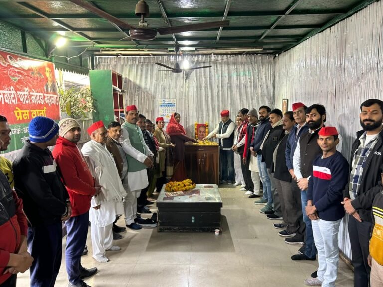 सपा नोएडा महानगर ने जनेश्वर मिश्र को किया शत-शत नमन