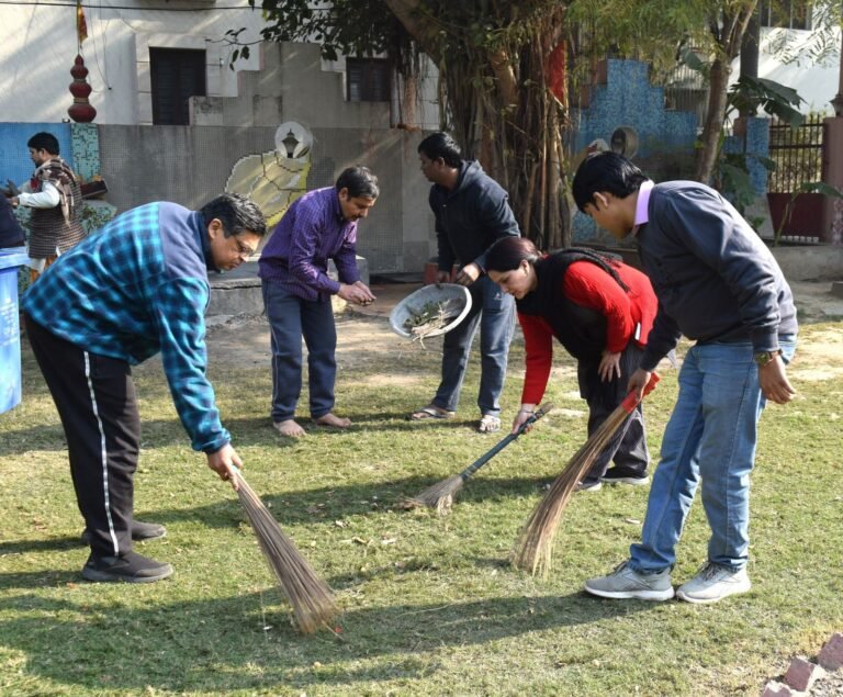 प्रधानमंत्री के आवाहन पर मंदिर की साफ सफाई का कार्य चालू