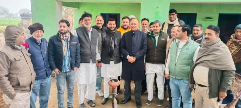 पूर्व जिलाधिकारी ने की लोगों से सामाजिक बिंदुओं पर चर्चा