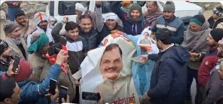 प्रधानमंत्री के आगमन पर किसानों ने जलाया सांसद महेश शर्मा का पुतला