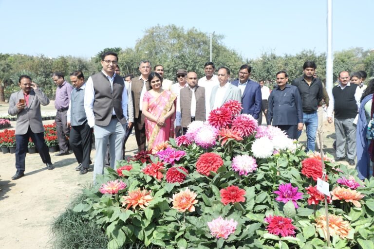 सीईओ ने किया फ्लावर शो का उद्घाटन