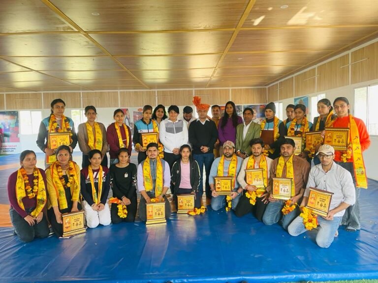 दिल्ली पुलिस में चयनित 18 बालक-बालिकाओं को किया सम्मानित