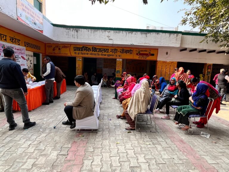 हिंदुस्तान कॉपर लिमिटेड (HCL) द्वारा सवेरा फाउंडेशन के सहयोग से गांव गढ़ी चौखंडी में लाभार्थियों को कैंसर जांच रिपोर्ट का वितरण