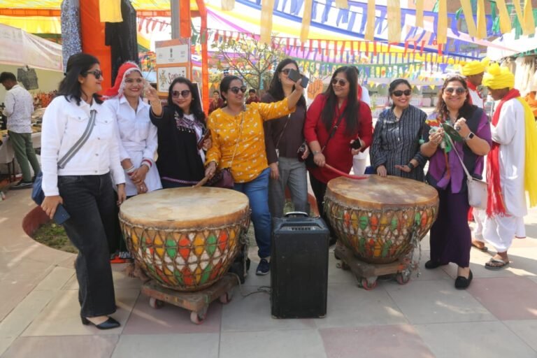 सरस मेले में दूसरे दिन गुजरात के कलाकारों ने डांडिया के माध्यम से समा बांधा