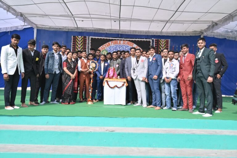 विदाई समारोह में शिक्षिका व शिक्षकों ने दिया छात्र-छात्राओं को आशीर्वाद