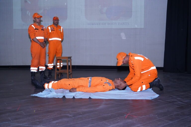 बालक इंटर काॅलेज ग्रेटर नोएडा में विभिन्न आपदाओं के बचाव के संबंध में जागरूक करने के उद्देश्य से दो दिवसीय प्रशिक्षण कार्यक्रम हो रहा है आयोजित