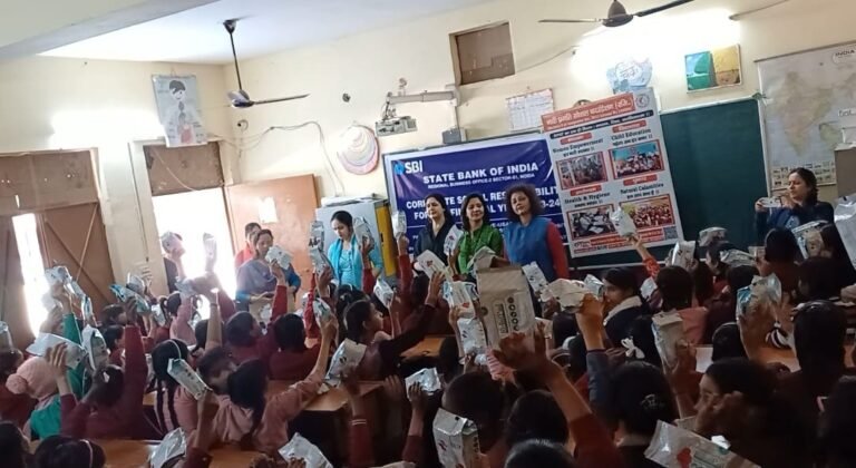 नारी प्रगति सोशल फाउंडेशन ने  जरुरतमंद बालिकाओं को पुनः प्रयोज्य पैड का वितरण किया