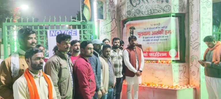 पुलवामा हमले में शहीद हुए जवानों को दी श्रद्धांजलि