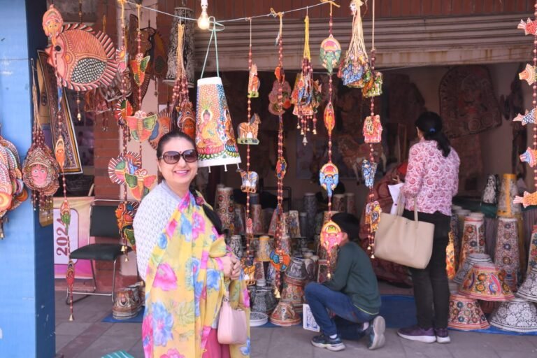 सरस मेले में छठे दिन हैंडलूम और हैंडीक्राफ्ट के उत्पाद बने लोगों की पसंद