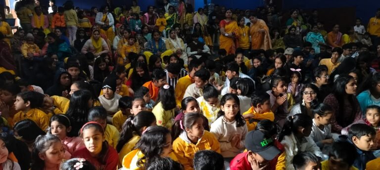 प्रतियोगिता जीतने वाले छात्रों को प्रधानाचार्या ने किया पुरस्कृत