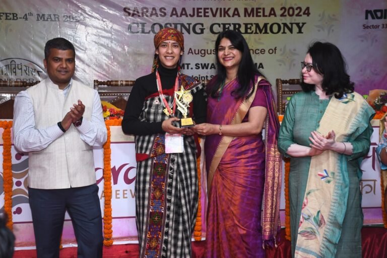 Noida Haat के सरस मेले में इस बार हुई 13 करोड़ से ऊपर की खरीदारी