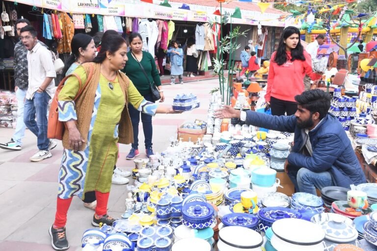 SARAS MELA में अंतिम वीकेंड पर उमड़ा जनसैलाब, जमकर की खरीदारी