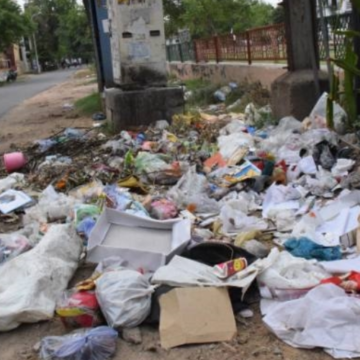 सेक्टर-122 में cleaners की Strike